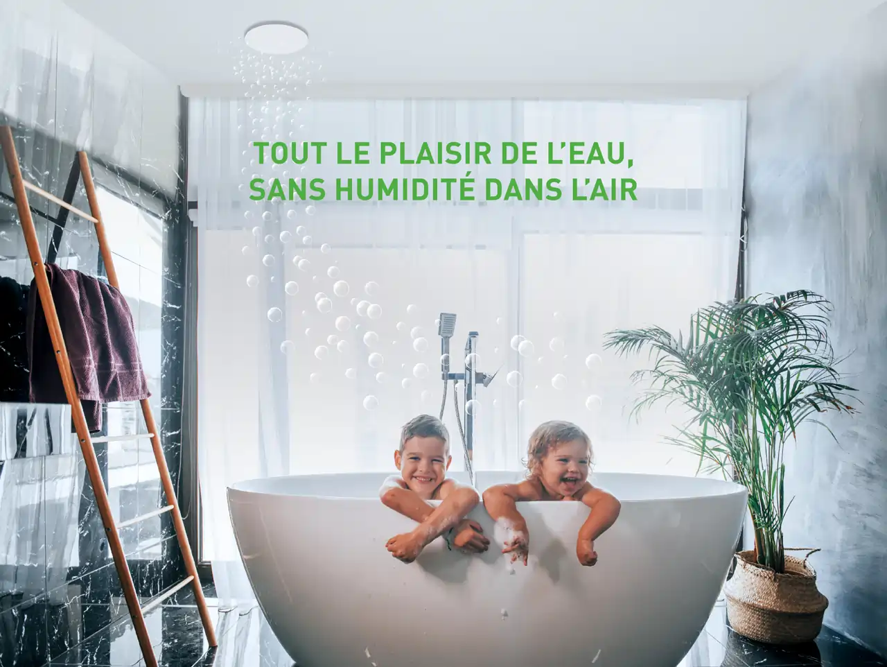 2 enfants jouant dans la baignoire dans une salle de bain moderne, bien ventilée et sans humidité